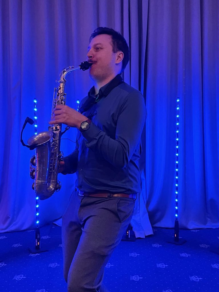 Saxofonist Daniel Saxy på Marienlyst Strandhotel til en firmaevent med Allan Flyverskjul